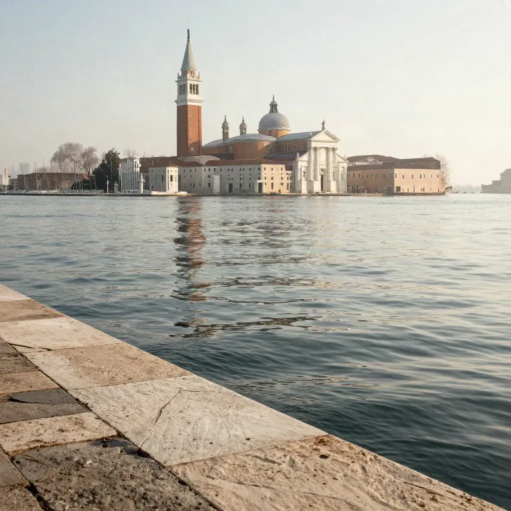 Laguna di Venezia con San Giorgio Maggiore e pietra bagnata nella foschia